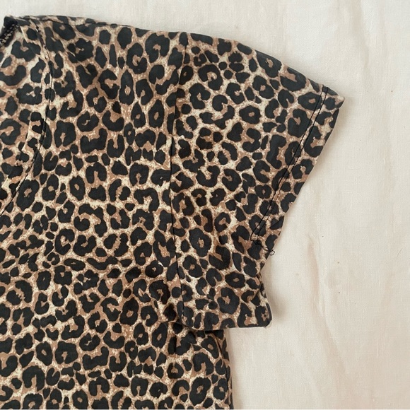 Acacia Basics | Leopard V Neck Tee | Small - Picture 4 of 5